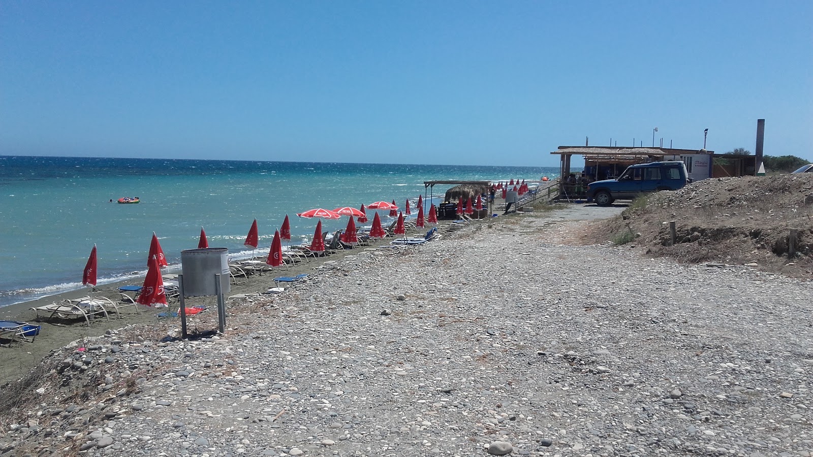 Foto af Mazotos beach faciliteter område