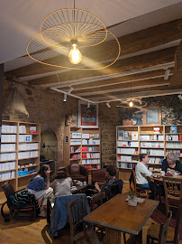 Atmosphère du Café Ailleurs Café - Café Librairie à Auray - n°6