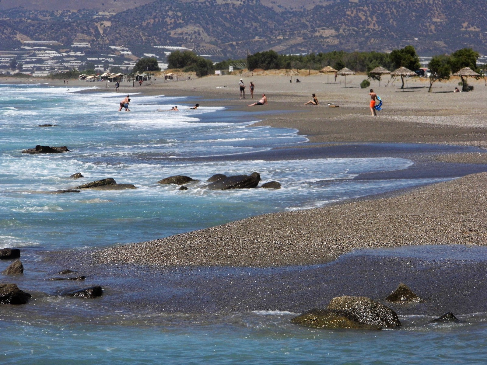 Foto von Afrathias beach mit türkisfarbenes wasser Oberfläche