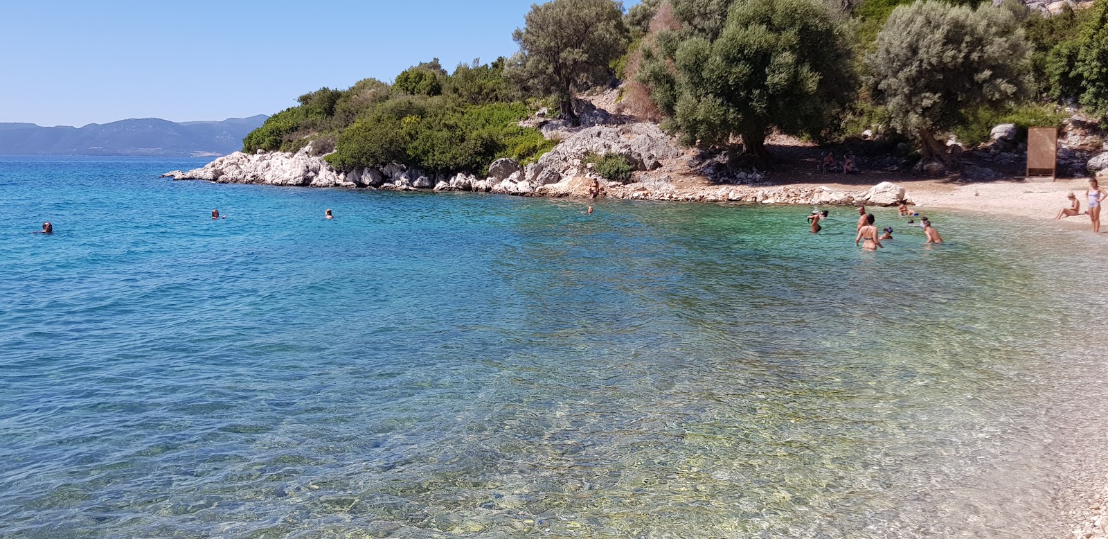 Fotografie cu Paliourias beach înconjurat de munți