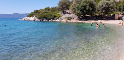 Foto von Paliourias beach umgeben von Bergen
