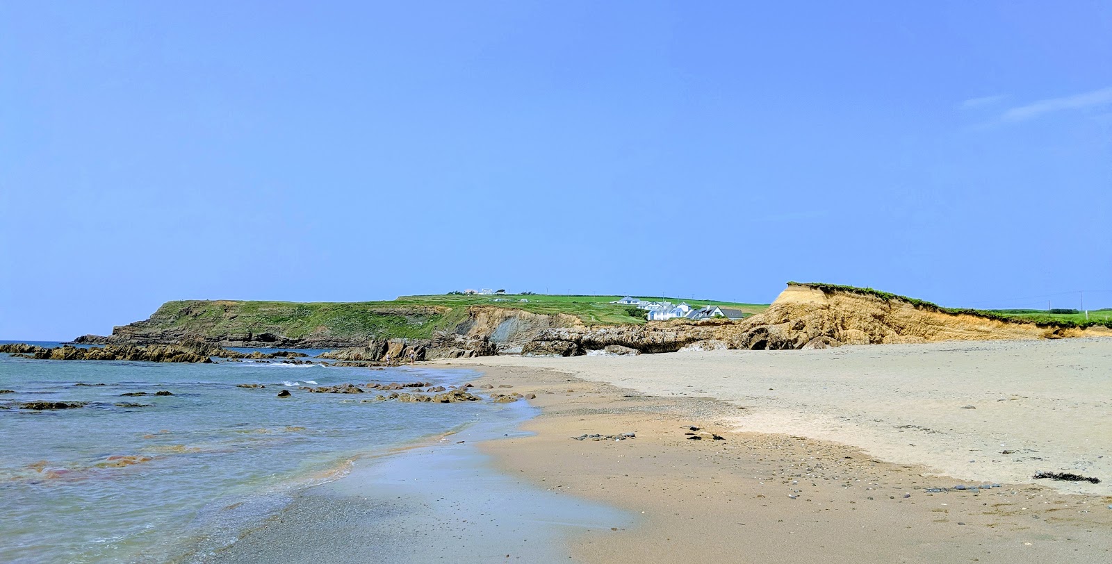 Foto van Widemouth beach met hoog niveau van netheid