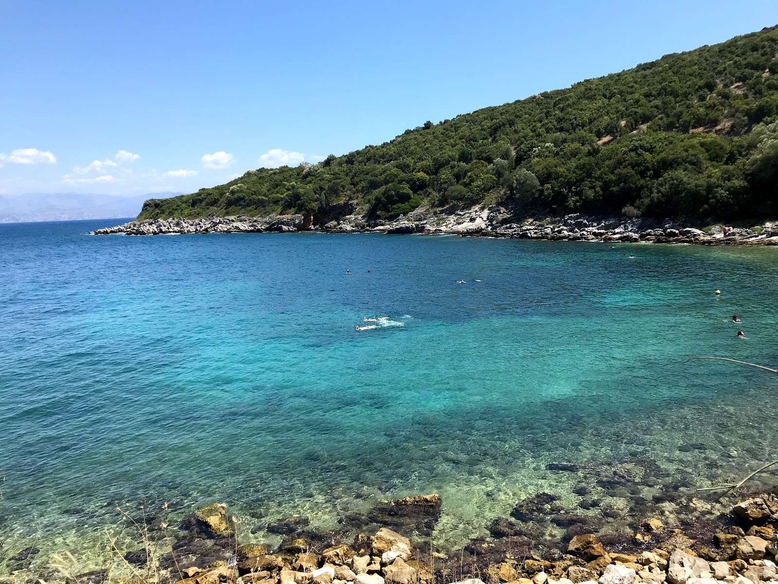 Φωτογραφία του Syki Bay, Corfu με καθαρό νερό επιφάνεια