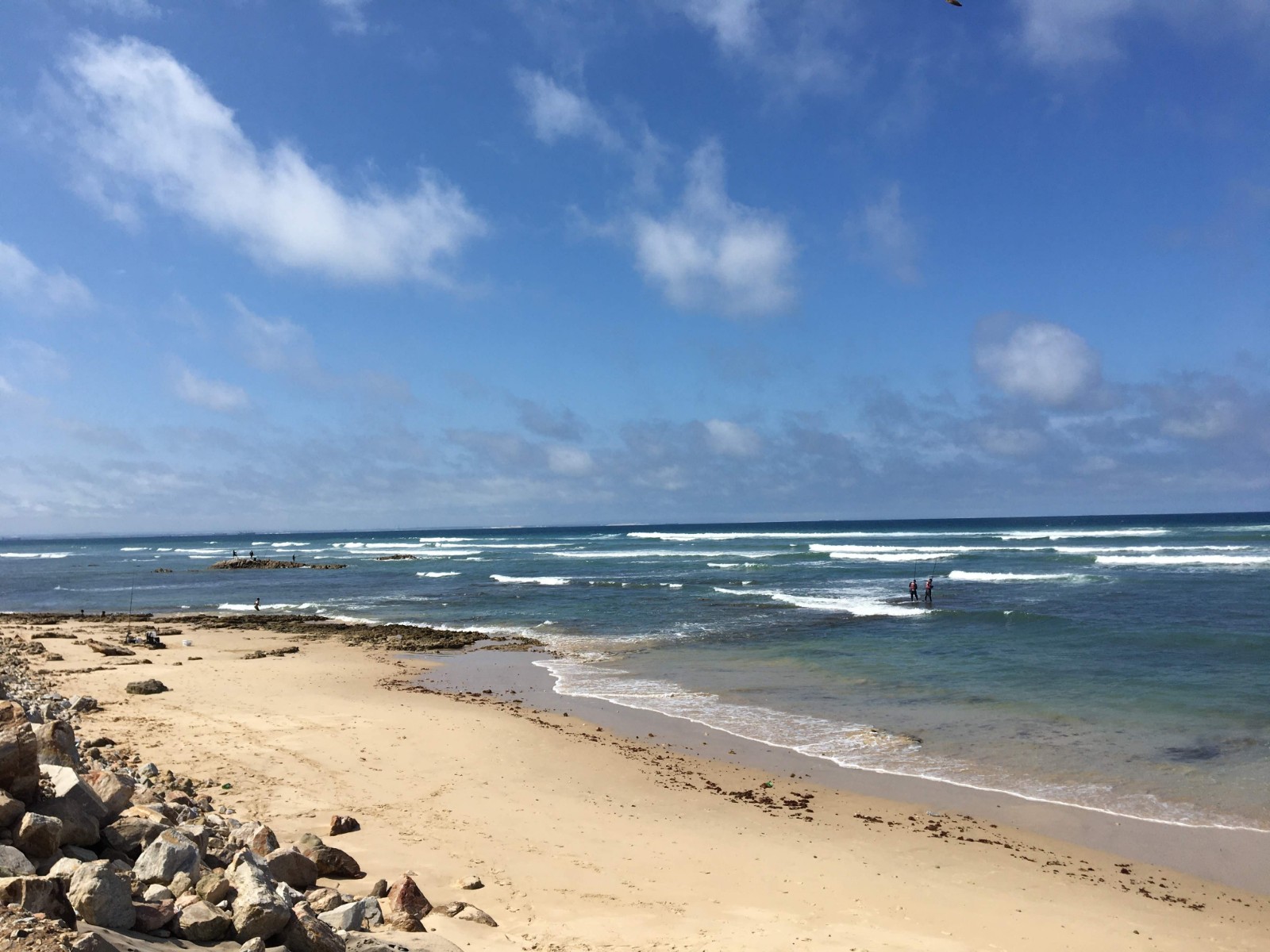 Foto de Secrets beach con arena brillante y rocas superficie