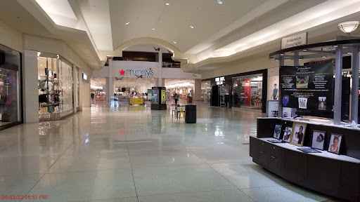 Shopping Mall «Oakland Mall», reviews and photos, 412 W 14 Mile Rd, Troy, MI 48083, USA