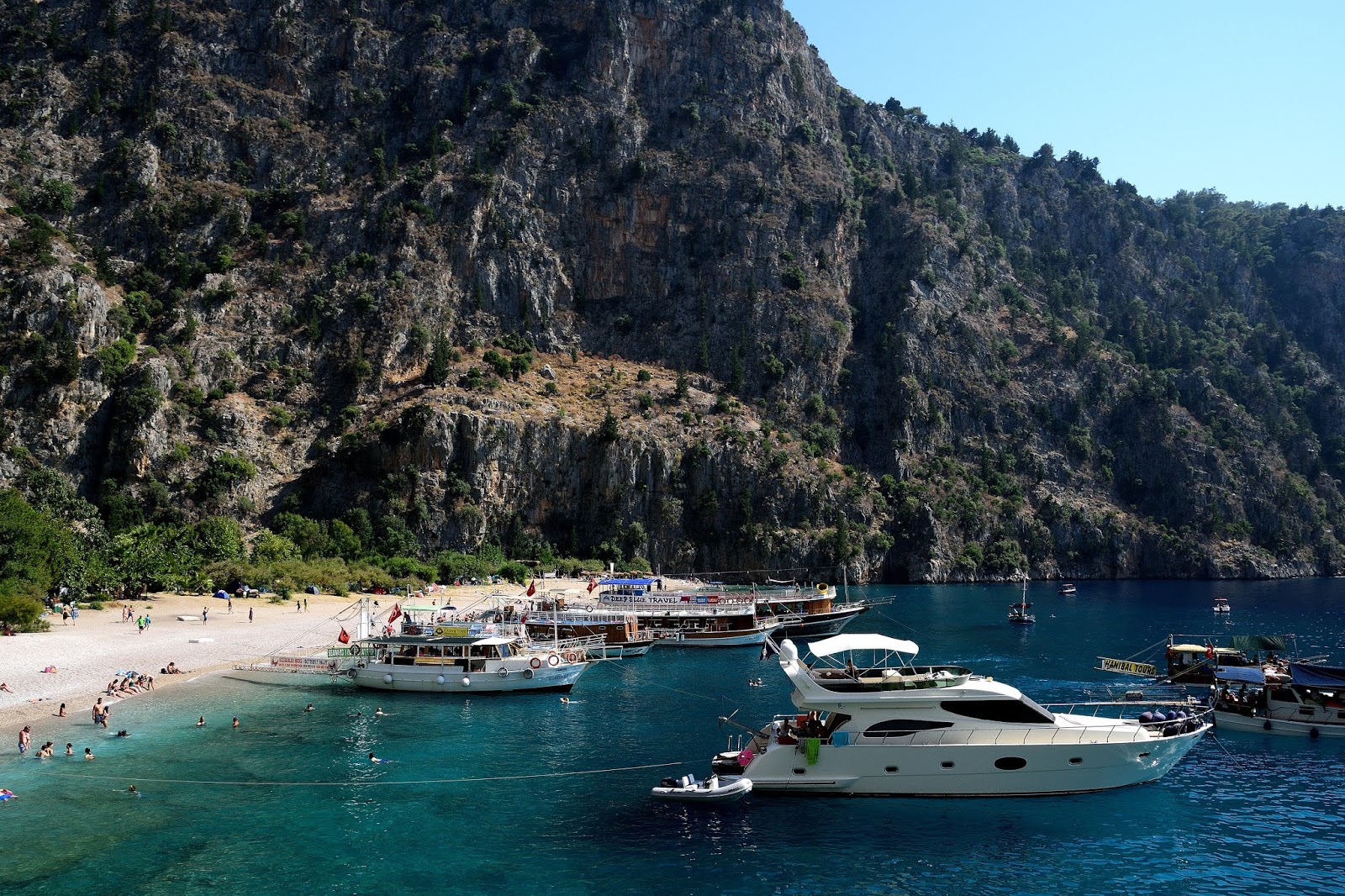 Foto di Spiaggia della Valle delle Farfalle sorretto da scogliere