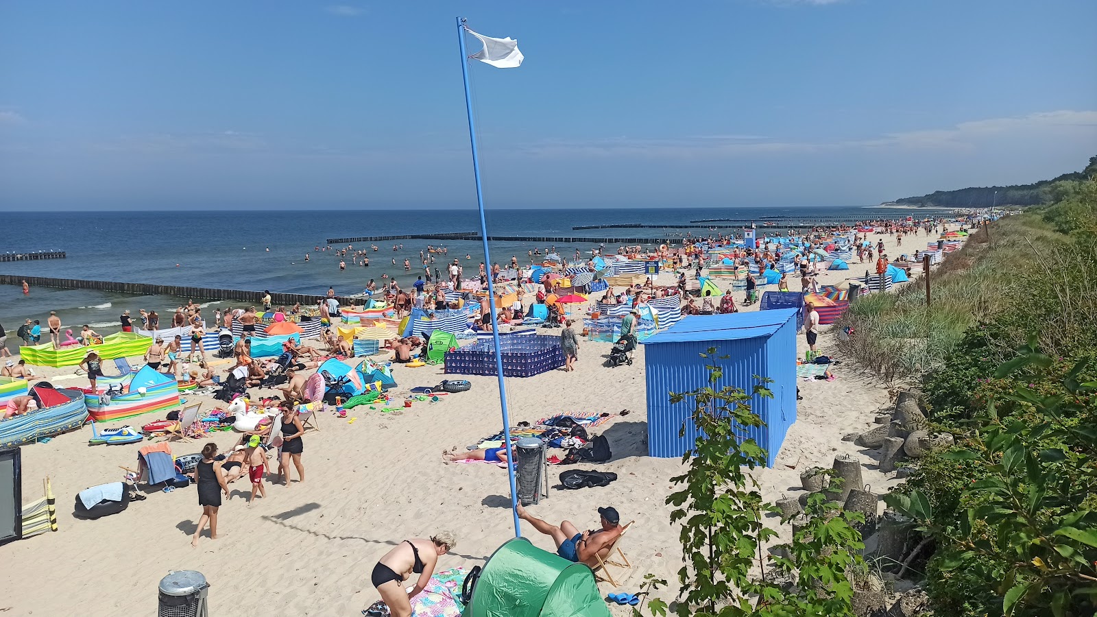 Φωτογραφία του Strzezona Beach με φωτεινή άμμος επιφάνεια