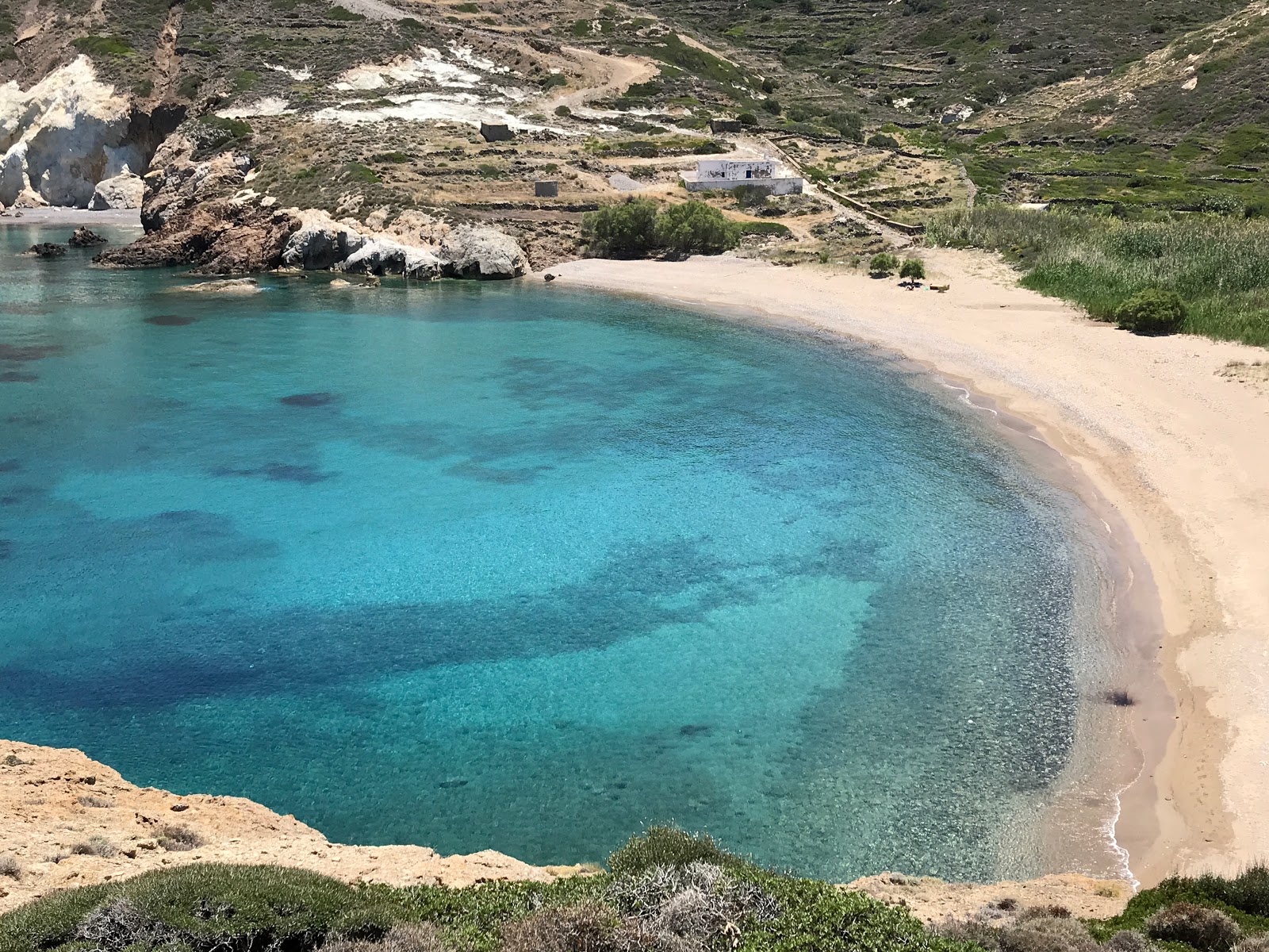 Foto av Paralia Monastiria med blå rent vatten yta