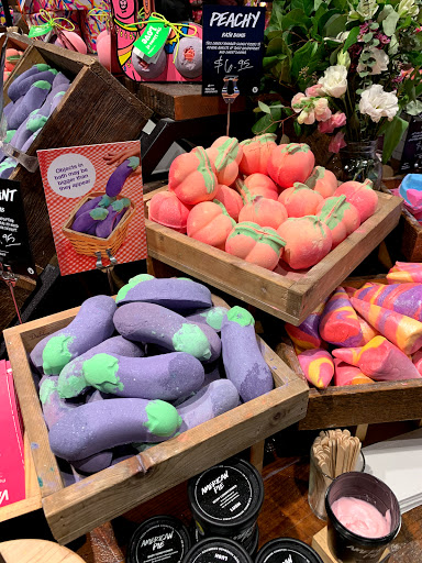 Cosmetics Store «LUSH Fresh Handmade Cosmetics», reviews and photos, 51 Oakbrook Center, Oak Brook, IL 60523, USA