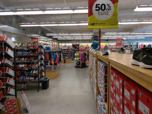 New Balance Factory Store, 8155 Arroyo Cir #7, Gilroy, CA 95020, USA, 