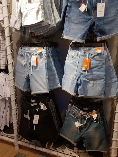 Stores to buy women's jeans Oporto