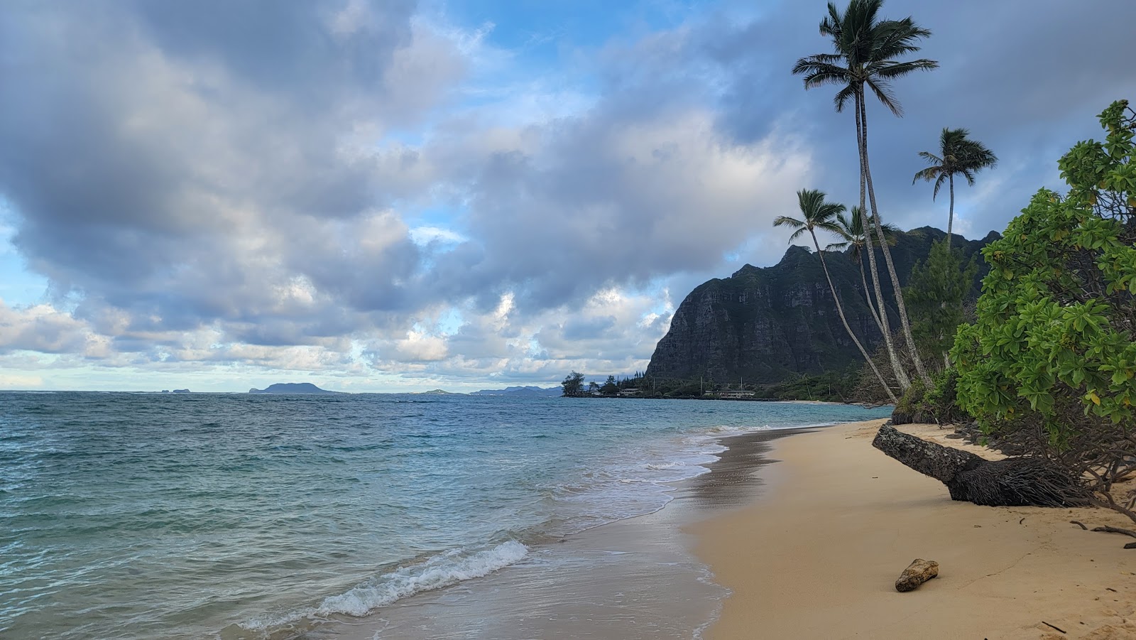 Foto af Kaaawa Beach med høj niveau af renlighed