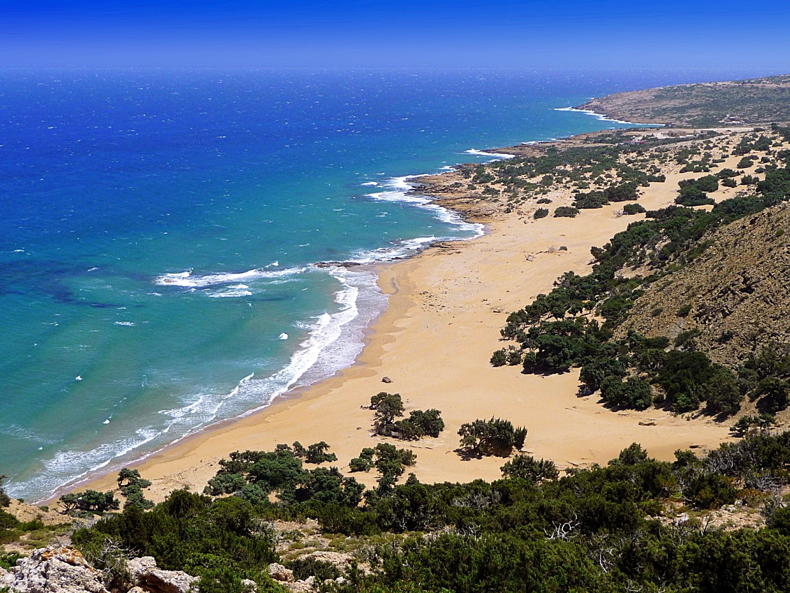 Fotografie cu Spiaggia Lavrakas cu o suprafață de nisip strălucitor