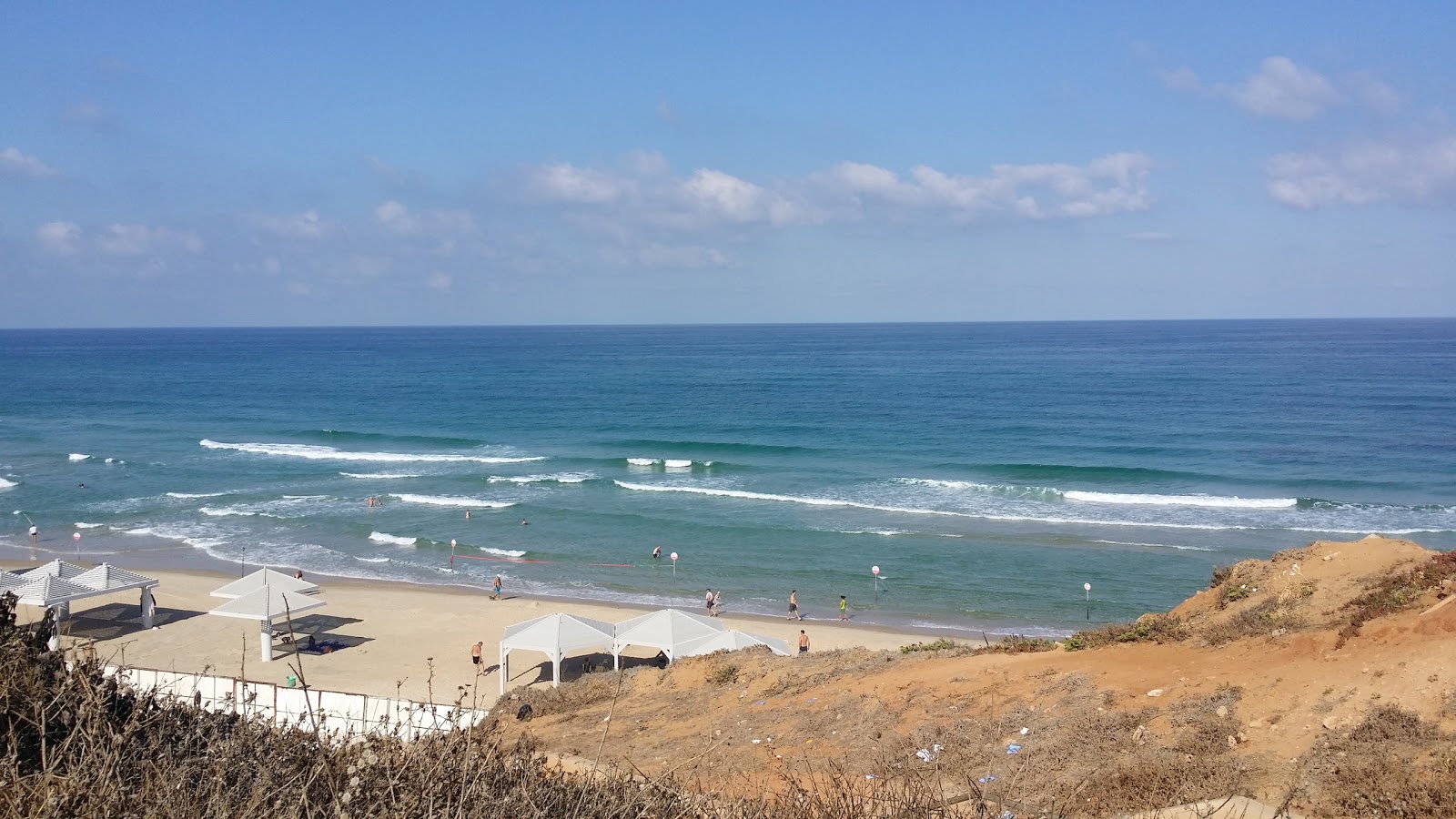 Fotografie cu Kiryat Sanz beach zonele de facilități