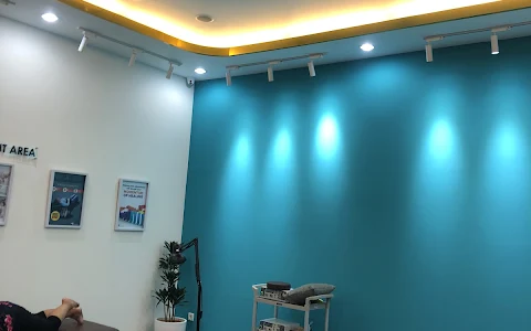 VLIFE MEDICAL - SPINE, PHYSIOTHERAPY, WELLNESS CENTER image