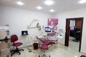 عيادة د.رامي شقوري لطب وجراحة وتجميل وزراعة الأسنان image