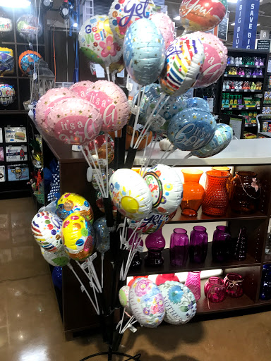 Grocery Store «Kroger», reviews and photos, 704 Euclid Ave, Lexington, KY 40502, USA