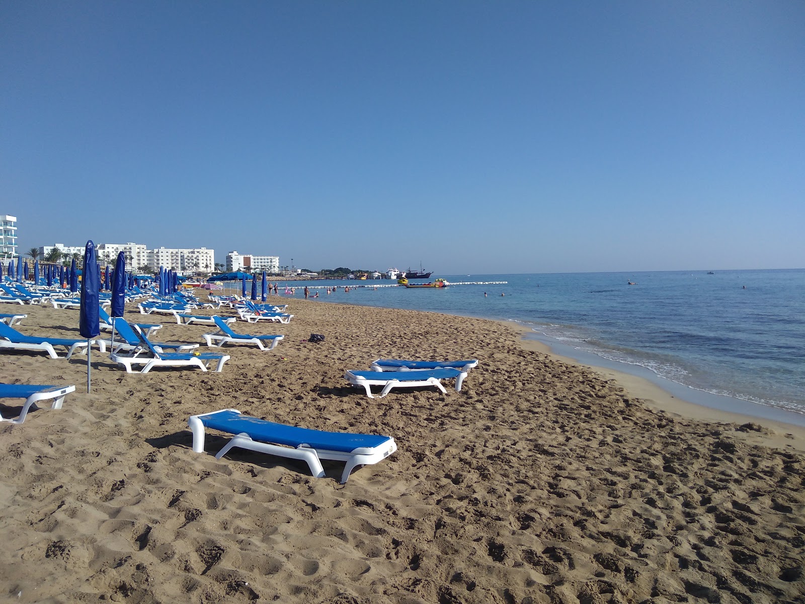 Foto av Vrissiana Stranden med hög nivå av renlighet