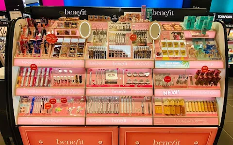 Benefit Cosmetics BrowBar Lounge image