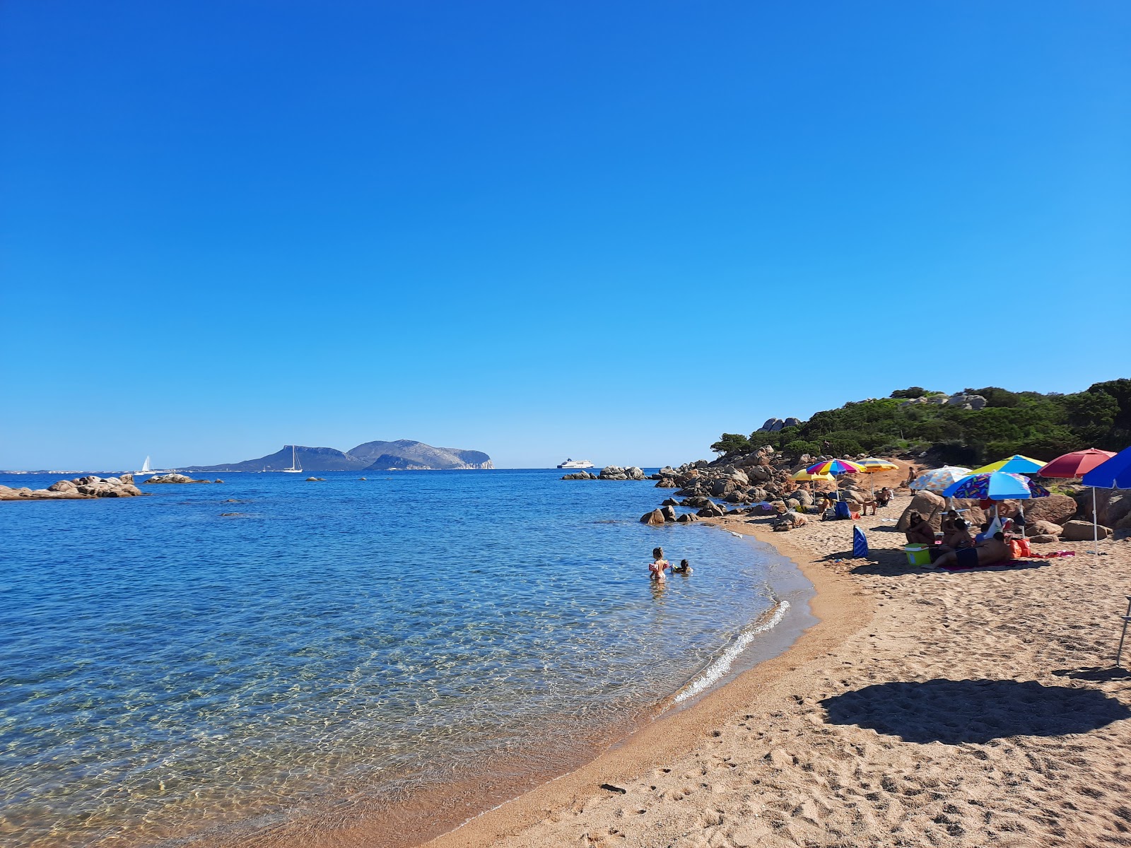 Foto von Poltu Manzu Strand mit brauner sand Oberfläche