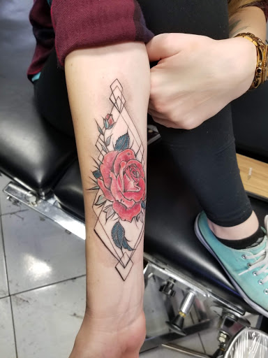 Tattoo Shop «Wildlife Tattoo», reviews and photos, 7149 Winnetka Ave, Winnetka, CA 91306, USA