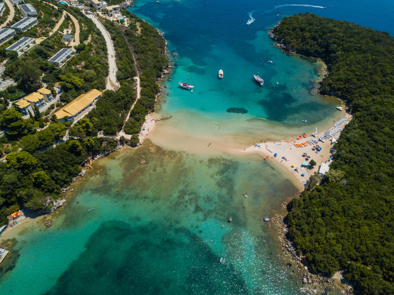 Vraka mikri'in fotoğrafı düz bir kıyı şeridi ile birlikte