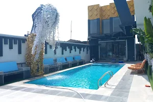 Queens Court Hotel Lagos image