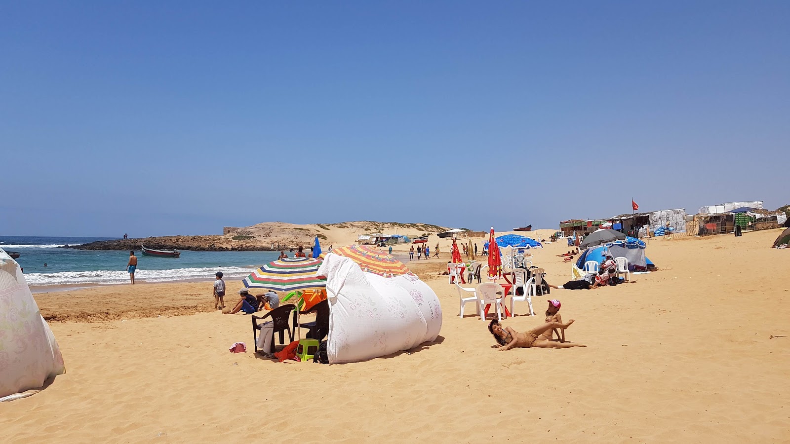 Foto van Sidi Belkheir Beach shaty sydy balkhyr gelegen in een natuurlijk gebied
