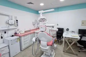 مركز بسمتك لطب و تقويم الأسنان | your smile dental clinics image