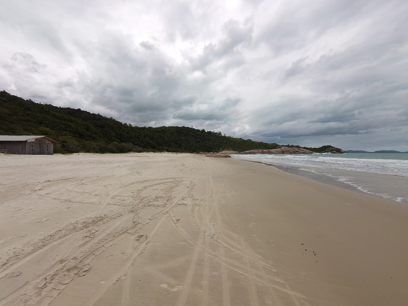 Foto di Praia de Fora circondato da montagne