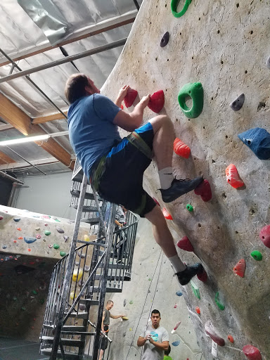 Rock Climbing Gym «Hangar 18 Indoor Climbing Gym - South Bay», reviews and photos, 4926 W Rosecrans Ave, Hawthorne, CA 90250, USA