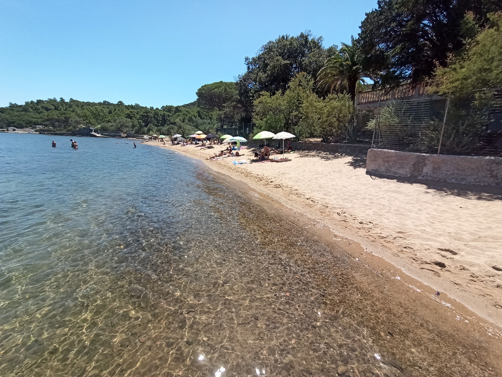 Foto van Spiaggia di Galenzana met turquoise puur water oppervlakte