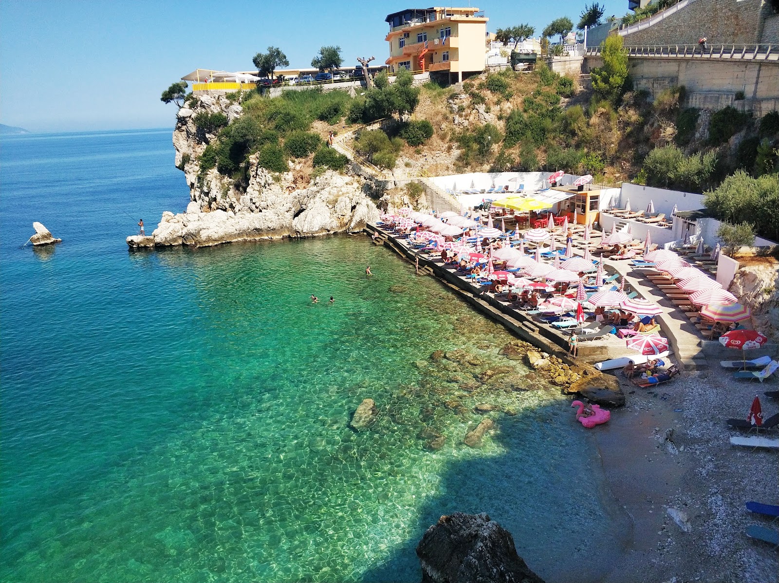 Zdjęcie Kalaja Hotel Beach z powierzchnią piasek z kamieniami