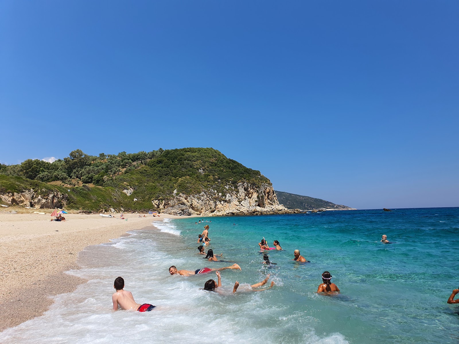 Foto di Potistika beach con una superficie del ciottolo fine bianco