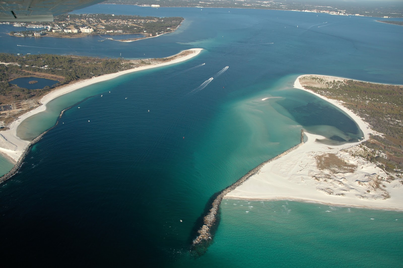 Shell Island Beach的照片 带有碧绿色纯水表面