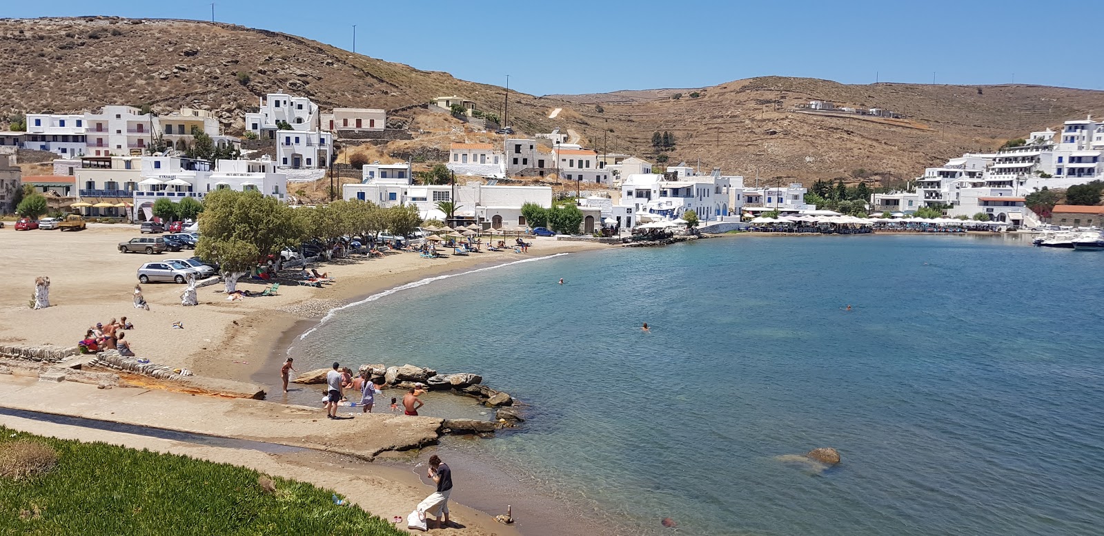 Paralia Loutra'in fotoğrafı küçük koy ile birlikte