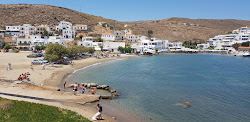 Paralia Loutra'in fotoğrafı küçük koy ile birlikte
