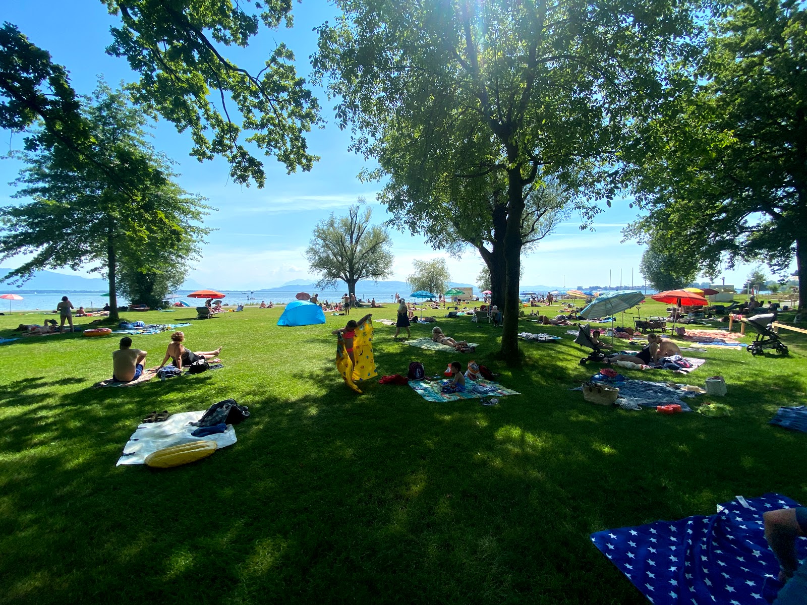 Valokuva Strandbad Eichwaldista. - suosittu paikka rentoutumisen tuntijoille