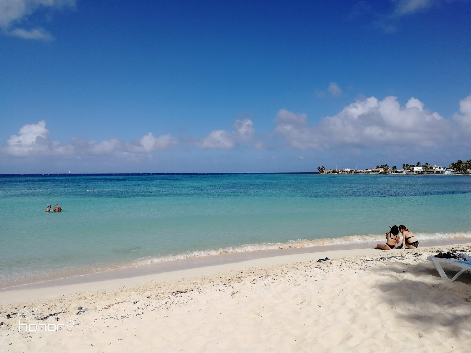 Photo de Playa Bonita avec sable fin et lumineux de surface