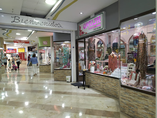 Información y opiniones sobre Centro Comercial Cánovas de Cáceres