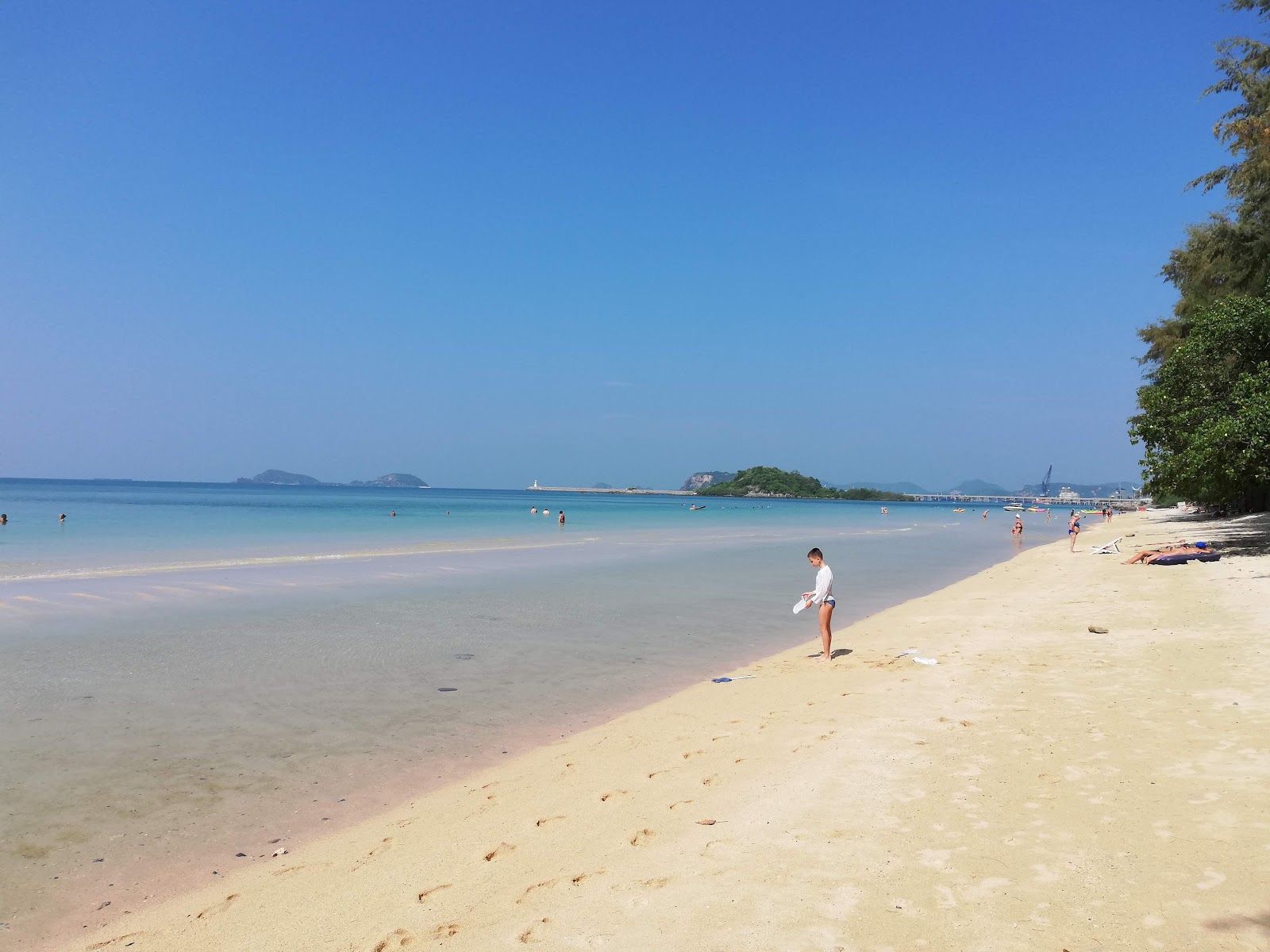 Nang Rong Beach的照片 带有宽敞的海岸