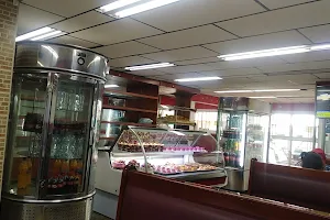 Real Danesa Panadería - Restaurante - Cafetería image