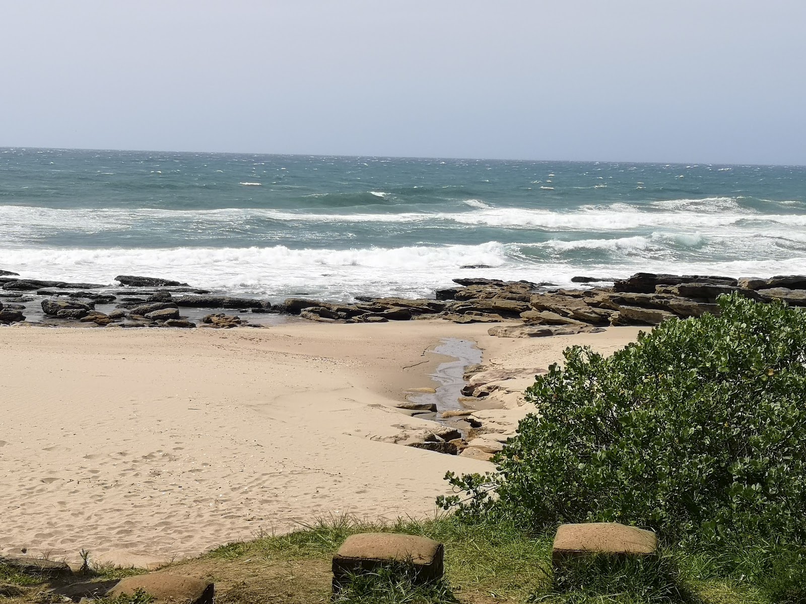 Foto de Dassie beach com água cristalina superfície