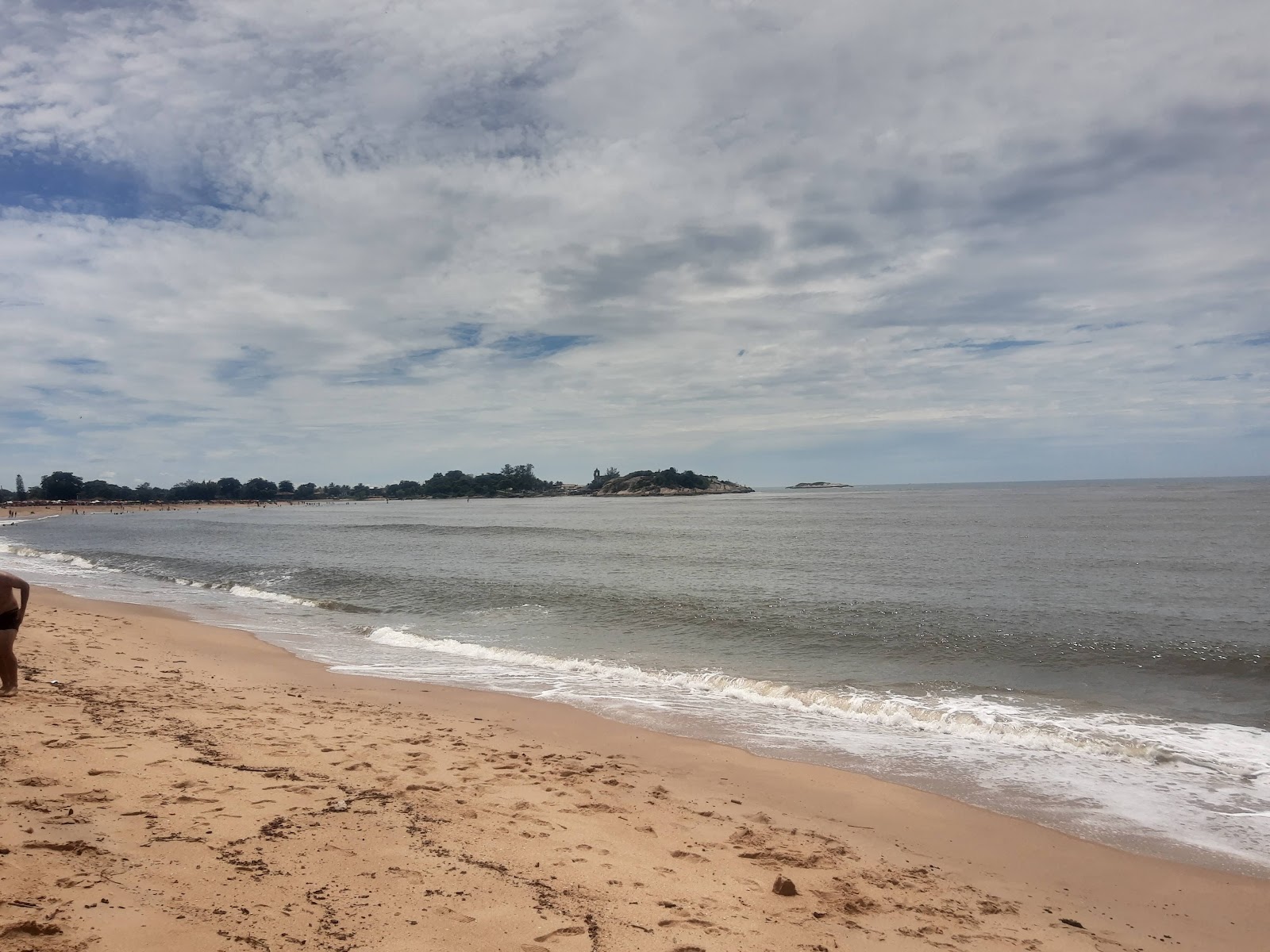 Φωτογραφία του Santo Antonio Beach με φωτεινή λεπτή άμμο επιφάνεια