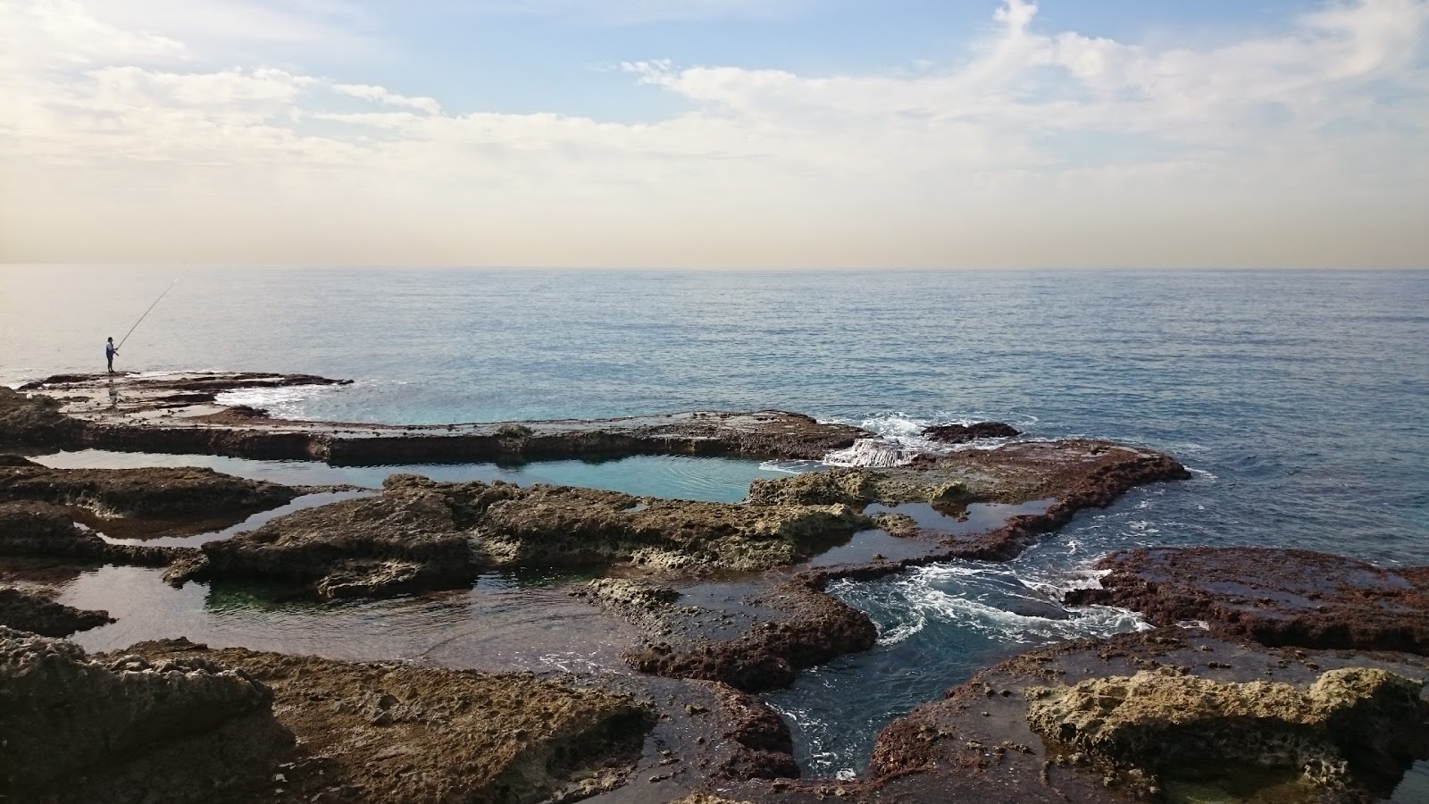 Safra beach的照片 带有碧绿色水表面