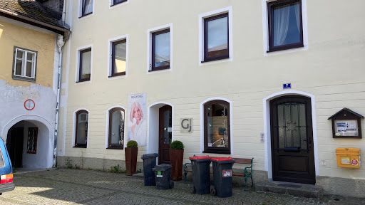Gregory John Salon In Traunkirchen