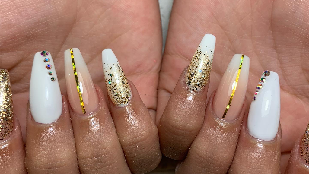 Henry's Nails 06401