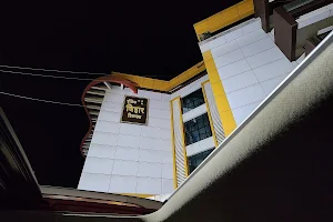 Townhouse OAK Hotel Vihar Deluxe image