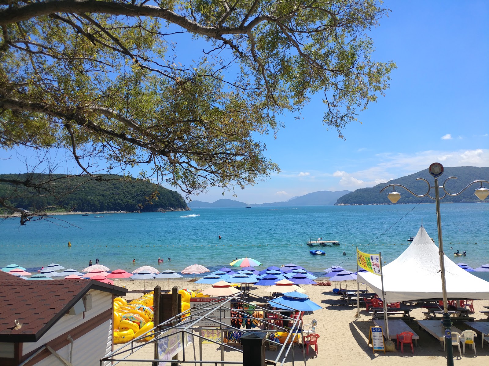 Foto de Gujora Beach respaldado por acantilados