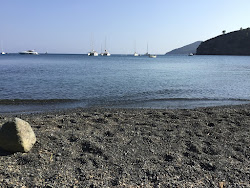 Foto von Spiaggia Di Acquarilli umgeben von Bergen